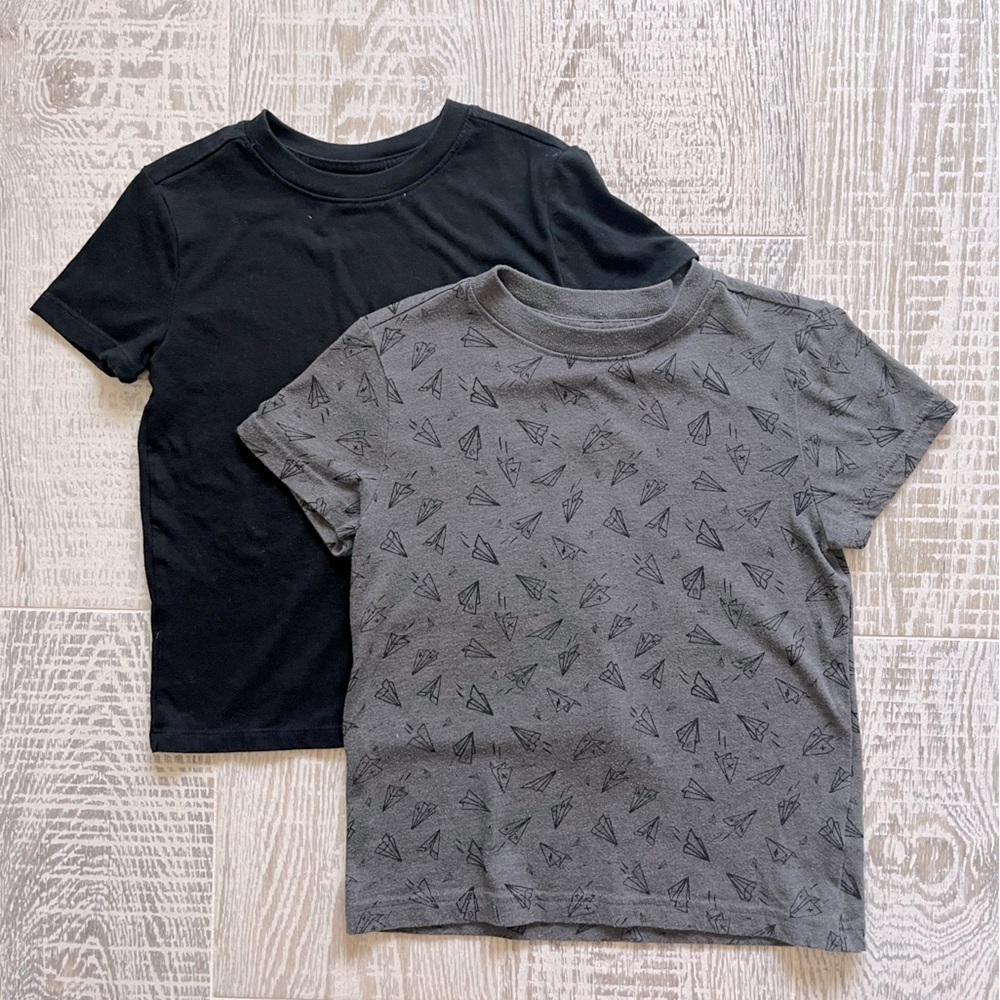 Cat & Jack Paper Airplane and Black T-shirt Bundle Size 4/5 Toddler Boy